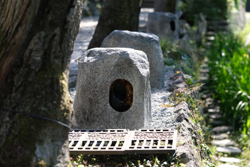 FRP製の擬岩で照明器具をカムフラージュしている。