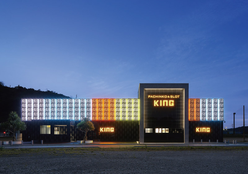 奄美の空に馴染み 外観を美しくライトアップする『Synca』の自然な光