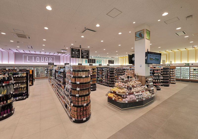 壁面間接照明 ： GROCERY●3-8、LEQUOR●11-7、ベース照明 ： 色温度3500K 調光率90％