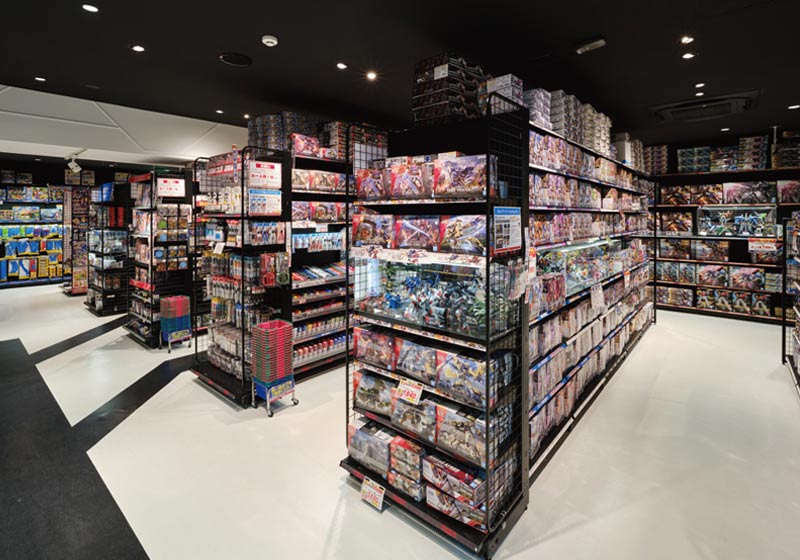 商品パッケージへの光も、高演色のアパレルホワイトを 採用したことにより、様々な色が浮き立って見えている。