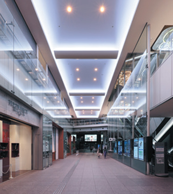 1階吹き抜け通路：クリスマスイベント（間接照明［11-8］ベース照明 2400K）