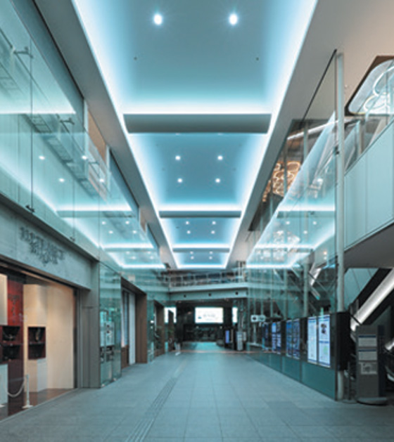 1階吹き抜け通路：夏・スポーツイベント（間接照明［8-10］［11-11］［10-11］［8-11］［6-11］［4-11］ベース照明［8-10］）間接照明はラインごとにグループを分けてグラデーションにしています。