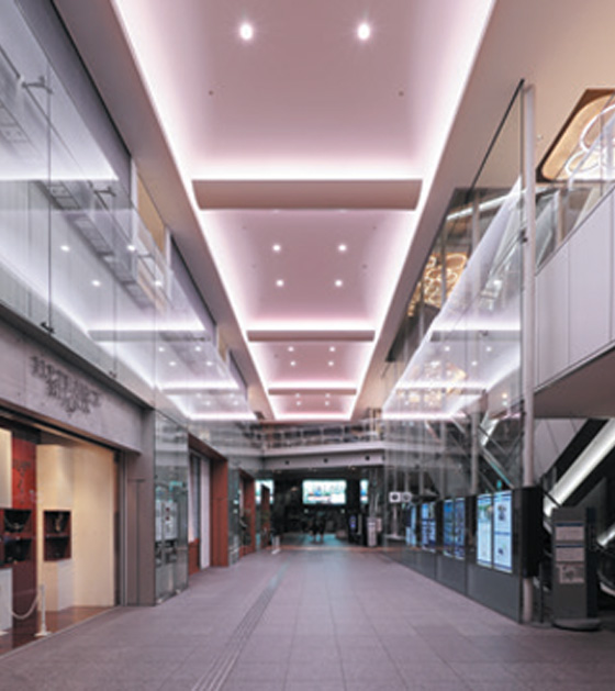 1階吹き抜け通路：春・バレンタインイベント（間接照明［9-7］［11-5］［11-6］［10-6］［9-7］［8-8］ベース照明［9-7］）間接照明はラインごとにグループを分けてグラデーションにしています。