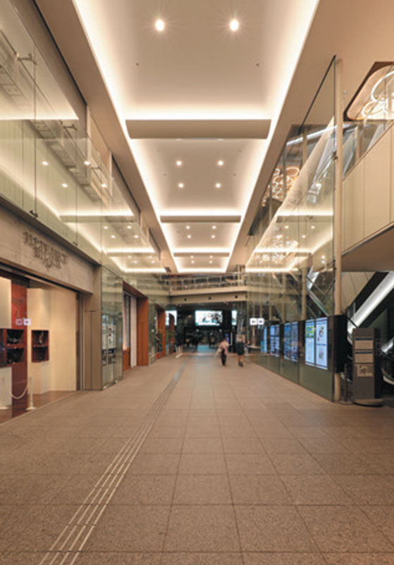 1階吹き抜け通路：通常時15:00～18:00　間接照明 3300K　ベース照明 3300K