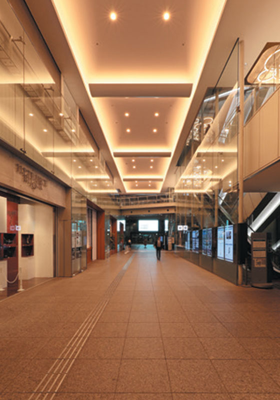 1階吹き抜け通路：通常時18:00～　間接照明 2500K　ベース照明 2400K