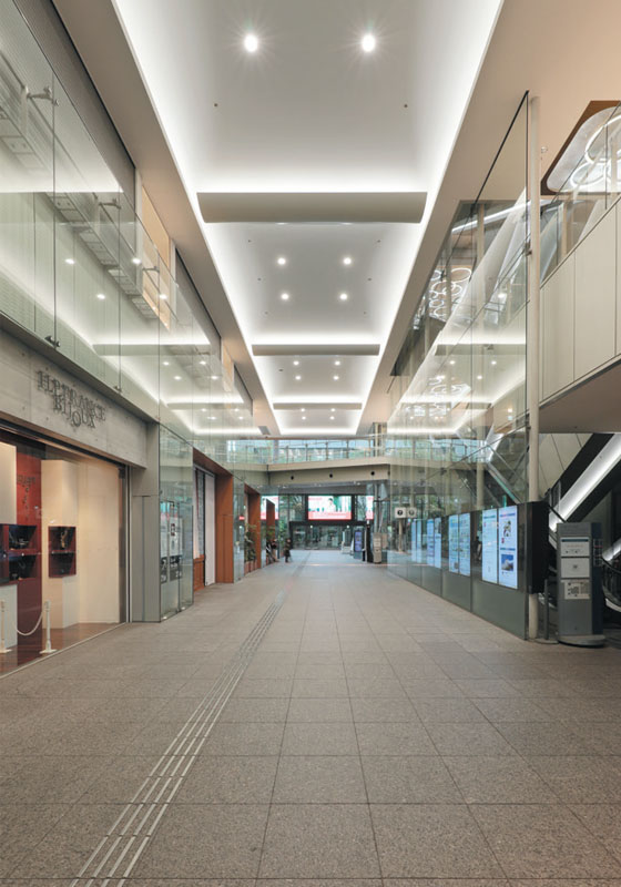 1階吹き抜け通路：通常時～15:00　間接照明 4000K　ベース照明 4000K