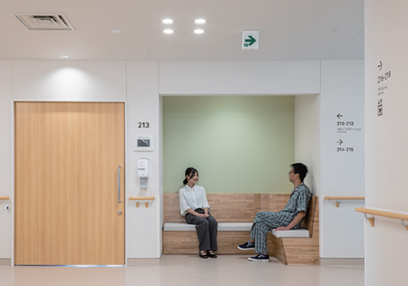 埼玉協同病院_ふれあい生協病院_廊下に患者さんの居場所をつくっている