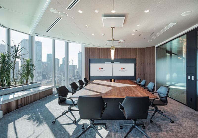 JLL（ジョーンズ ラング ラサール株式会社）東京オフィス_LEED「1照明制御」、WELL「09入居者による照明制御」に基づき、壁面にシーンセレクターリモコンが設置