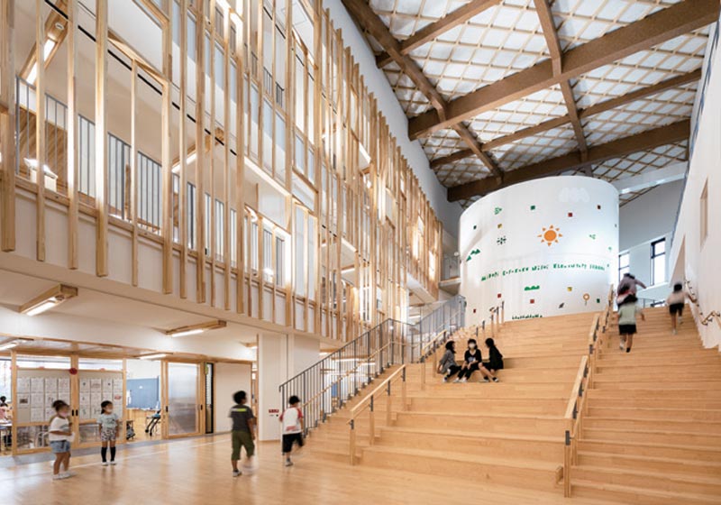 みどり市立笠懸西小学校_大きな開口から外に広がる里山風景と木材がふんだんに使用されている「みどりの学び舎」1