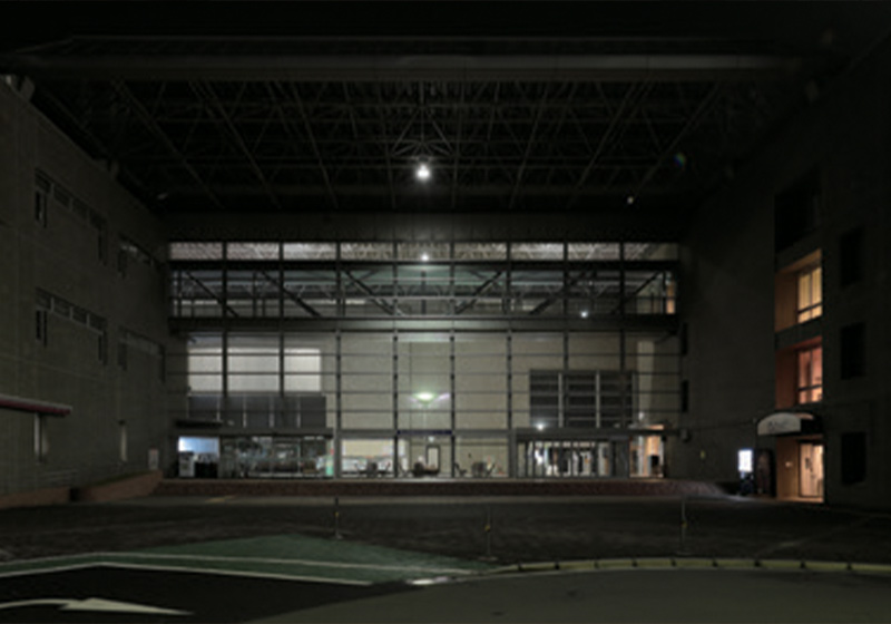 埼玉県県民活動総合センター：内モール・宿泊棟レストラン照明リニューアル_正面玄関からハナミズキのモニュメントを見る
