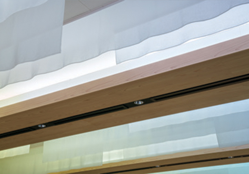 御坊市新庁舎_アクリルの重なりと光の透過率の違いで、衣が幾重にも重なっているように見える1