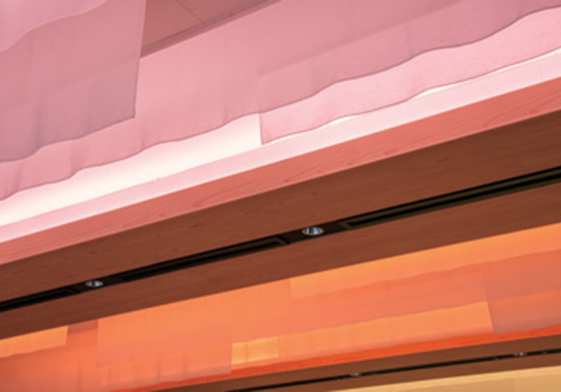 御坊市新庁舎_アクリルの重なりと光の透過率の違いで、衣が幾重にも重なっているように見える2