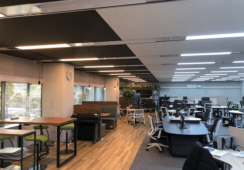 株式会社タクマ 本社ビル_内装や家具の仕様が異なっている窓側部分は、照明も色温度を切り替えて運用できるようになっている①