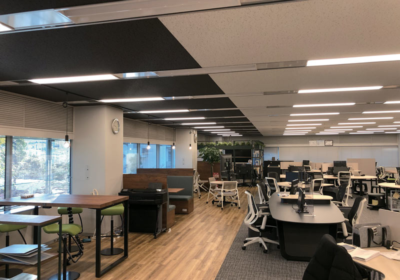 株式会社タクマ 本社ビル_内装や家具の仕様が異なっている窓側部分は、照明も色温度を切り替えて運用できるようになっている②