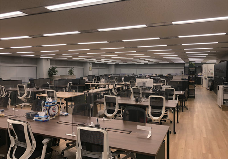 株式会社タクマ 本社ビル_夕方_執務室_窓から差し込む自然光や時間と呼応するように、１日の光が自動で移り変わる