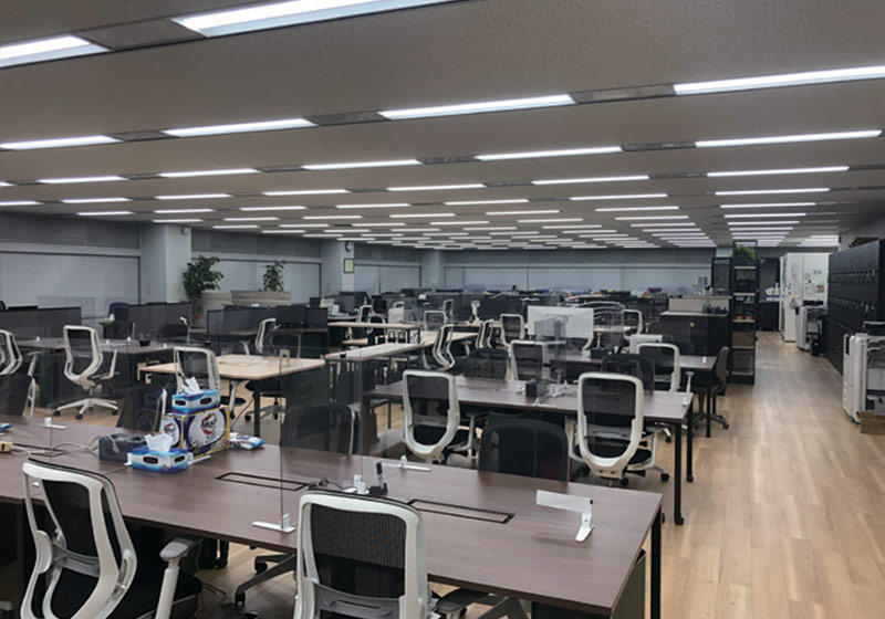 株式会社タクマ 本社ビル_昼_執務室_窓から差し込む自然光や時間と呼応するように、１日の光が自動で移り変わる