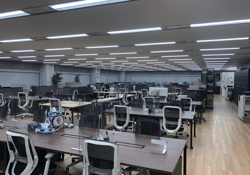株式会社タクマ 本社ビル_朝_執務室_窓から差し込む自然光や時間と呼応するように、１日の光が自動で移り変わる