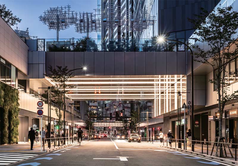 ShibuyaSakuraStage_SHIBUYAサイドとSAKURAサイドをつなぐ巨大な横断デッキ下（長さ19,350㎜、幅26,600㎜）