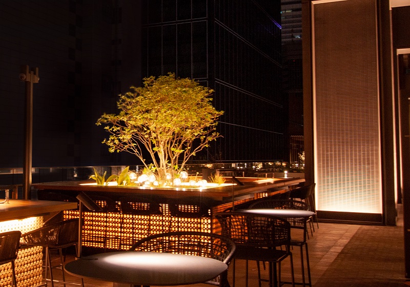 皇居側　通常時：通常は、ディナータイム（夕暮れ30分前～21:00）、バータイム（21:00～閉店まで）と時間にあわせて施設管理者が『Smart LEDZ Fit』リモコンで照明操作。