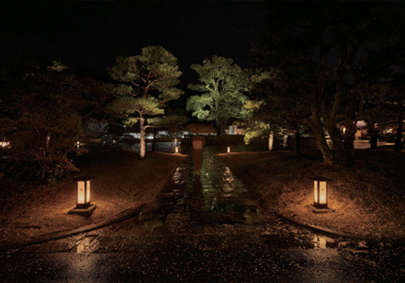 ヤマハリゾート「葛城北の丸」_12月～3月冬_参道行燈_参道の行燈から玄関口である「郭松門」まで、四季に応じて照明を変化