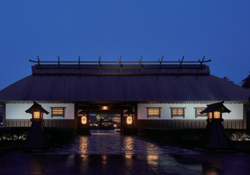 ヤマハリゾート「葛城北の丸」_12月～3月冬_玄関口：郭松門_参道の行燈から玄関口である「郭松門」まで、四季に応じて照明を変化