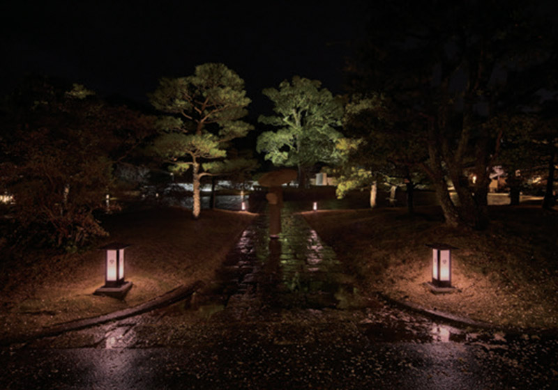 ヤマハリゾート「葛城北の丸」_3月末～4月桜_参道行燈_参道の行燈から玄関口である「郭松門」まで、四季に応じて照明を変化