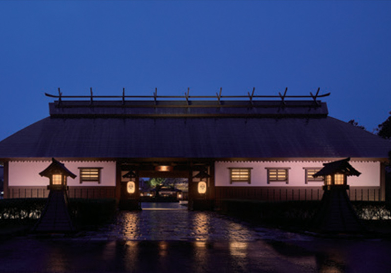 ヤマハリゾート「葛城北の丸」_3月末～4月桜_玄関口：郭松門_参道の行燈から玄関口である「郭松門」まで、四季に応じて照明を変化