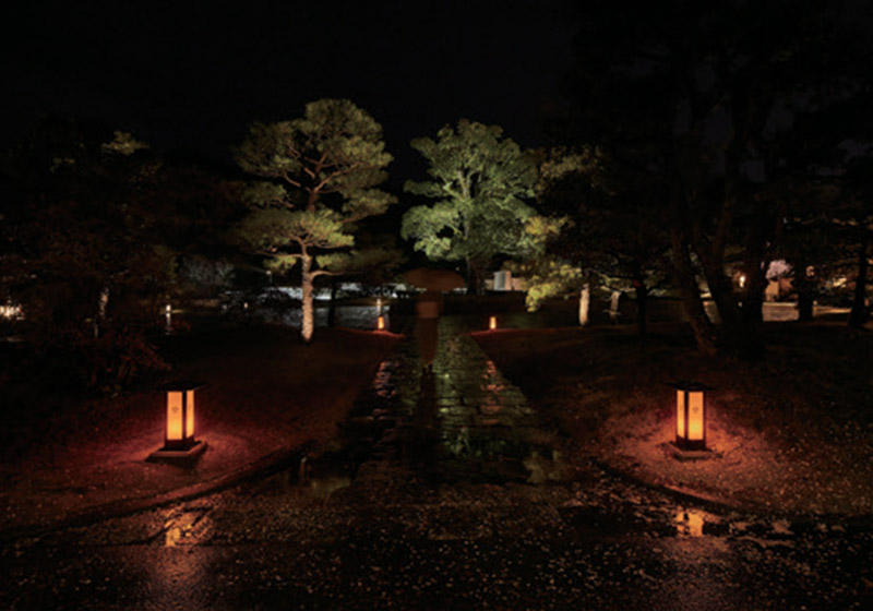 ヤマハリゾート「葛城北の丸」_5月～6月初夏_参道行燈_参道の行燈から玄関口である「郭松門」まで、四季に応じて照明を変化