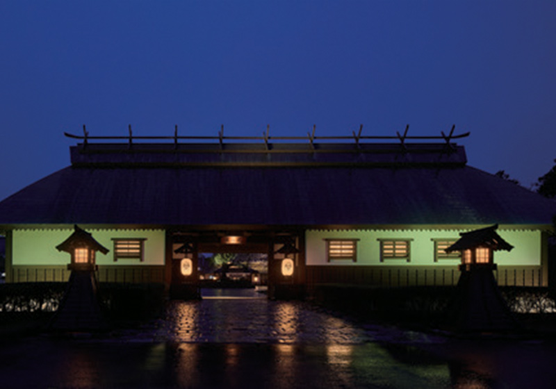 ヤマハリゾート「葛城北の丸」_5月～6月初夏_玄関口：郭松門_参道の行燈から玄関口である「郭松門」まで、四季に応じて照明を変化