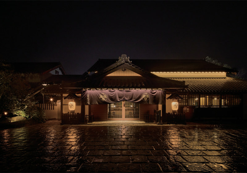 ヤマハリゾート「葛城北の丸」_迎賓の空間として賑わう、葛城北の丸の顔「椿殿」ろうそくの光2400Kから電球色2700Kを随所に点在させ、品格のある装いを演出