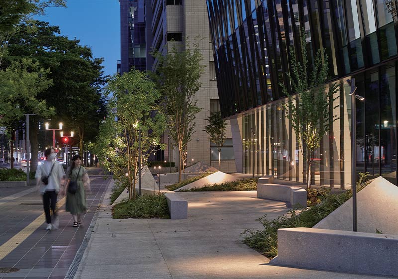 博多FDビジネスセンター_公開空地は植栽やベンチ等の配置に合わせて、安全性・賑わい・奥行き感を演出する照明計画となっている。