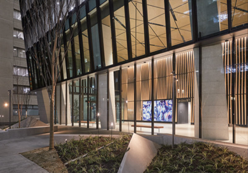 博多FDビジネスセンター_外構からエントランスホールを見る