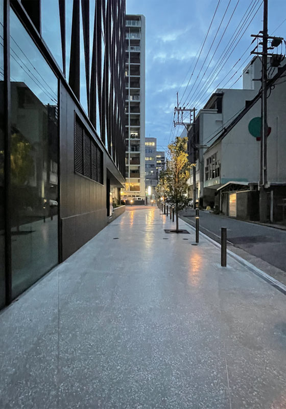 博多FDビジネスセンター_敷地東面_植栽用スポットライトと足元の明るさ用グレアレスユニットを組み合わせたマルチローポールが採用されている。