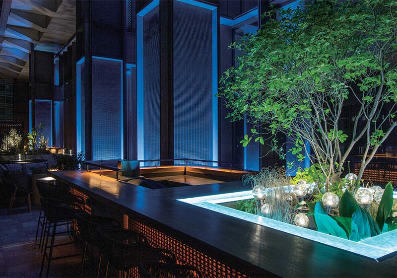 新丸の内ビルディング7階「丸の内ハウス」テラス_イベント_青系時_イベント時は、イベント内容にあわせ、青系・赤系・ピンク系・イエロー系と同じくリモコンで変更している。