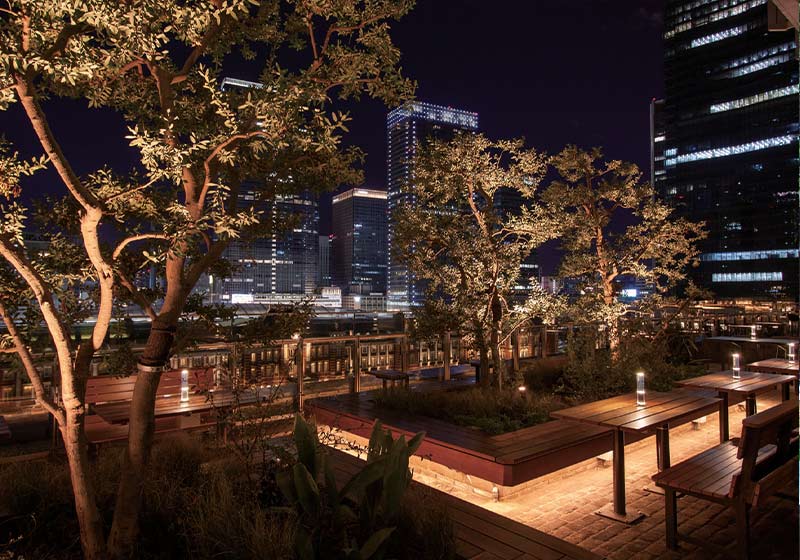 新丸の内ビルディング7階「丸の内ハウス」テラス_東京駅側_東京駅や高層ビル群を眺めながら、ゆっくりと食事を楽しむことができる