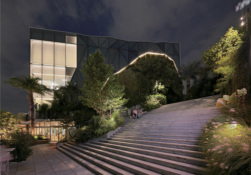 東急プラザ原宿「ハラカド」_ほのかな光が照らし風景に馴染む原宿・神宮前エリアに浮かび上がる緑の島