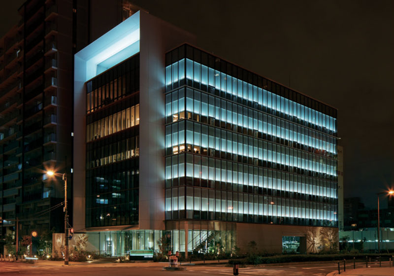 渡辺パイプ関西支社_平日：青のグラデーション_上から下_渡辺パイプのコーポレートカラーである青を採用。１時間おきに光のグラデーションが変化する