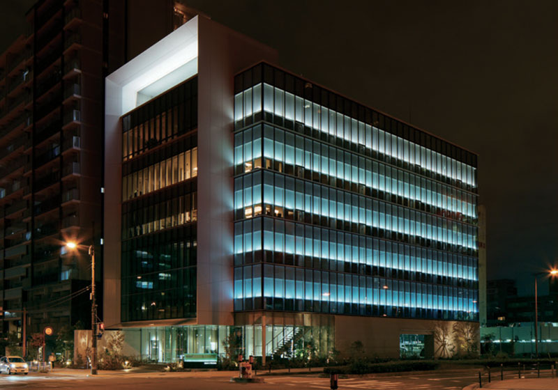 渡辺パイプ関西支社_平日：青のグラデーション_下から上_渡辺パイプのコーポレートカラーである青を採用。１時間おきに光のグラデーションが変化する