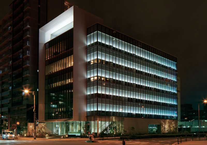 渡辺パイプ関西支社_平日：青のグラデーション_右から左_渡辺パイプのコーポレートカラーである青を採用。１時間おきに光のグラデーションが変化する