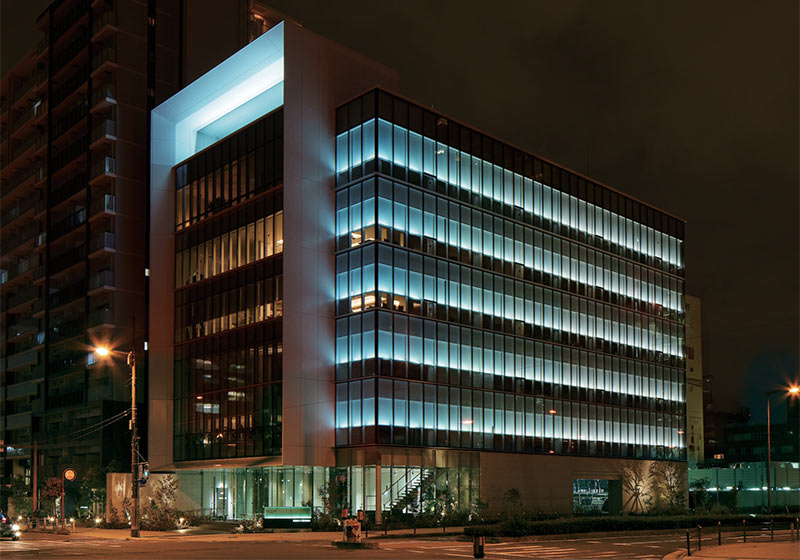 渡辺パイプ関西支社_平日：青のグラデーション_左から右_渡辺パイプのコーポレートカラーである青を採用。１時間おきに光のグラデーションが変化する