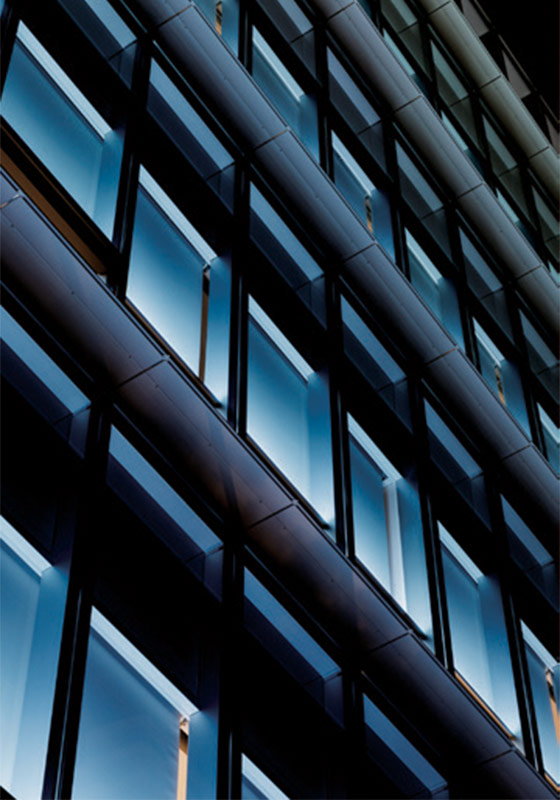 渡辺パイプ関西支社_撮影：株式会社エスエス_照明器具はガラスとブラインドの間に取り付け、ダブルスキンによるライトアップとなっている。