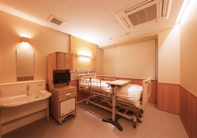 京都木原病院_ベッドダウンライトも眩しさの無い２灯用器具を使用