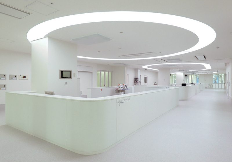 東京医科大学病院_スタッフステーションを柔らかに包み込む光のリングは､看護師が居る安心のシンボル。